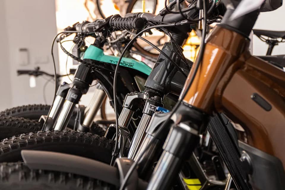 Detalle de horquillas y manillares de varias bicicletas en el taller Bikeingo