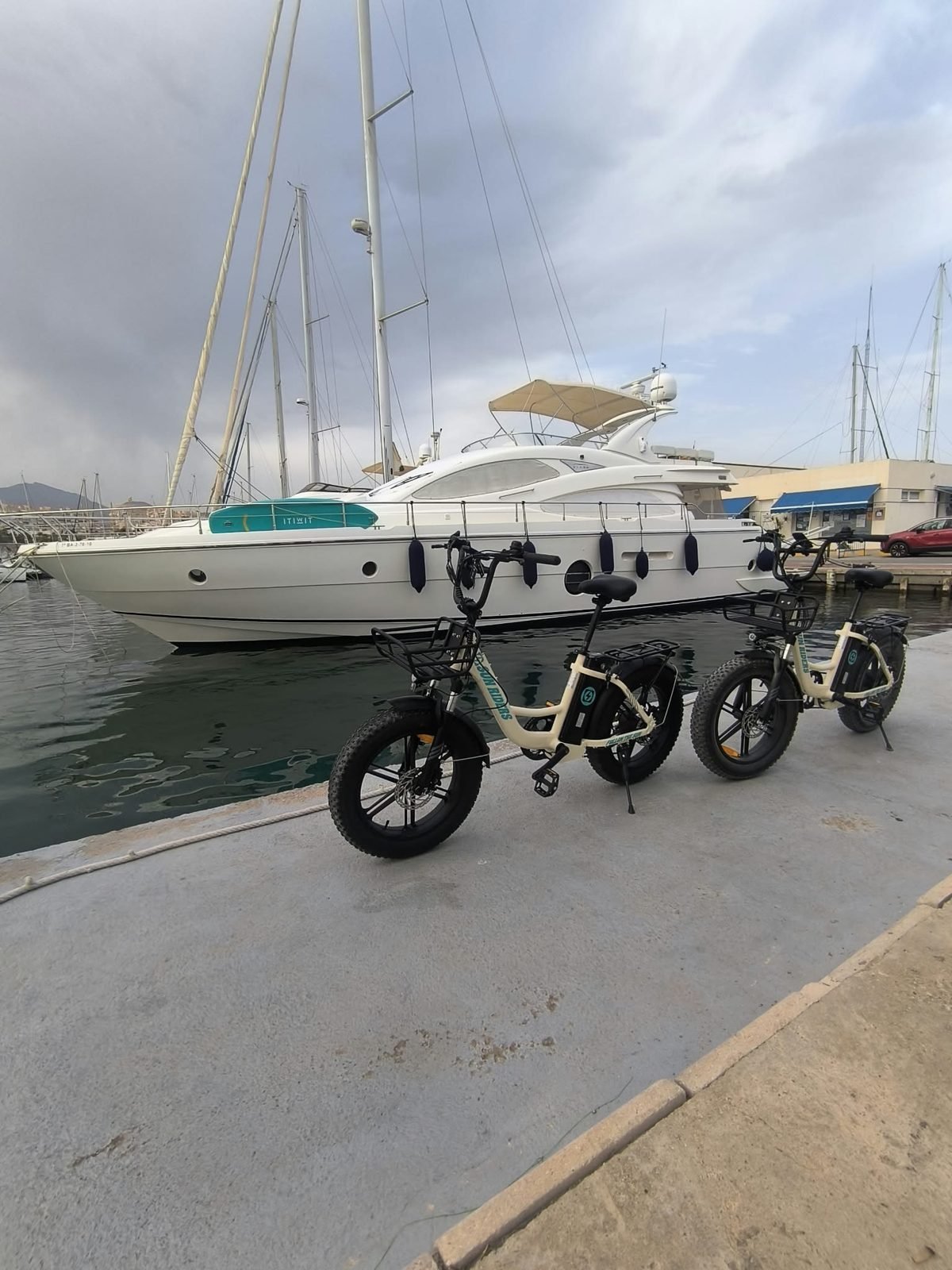 Vista trasera de una bicicleta eléctrica de alquiler en la costa de El Campello